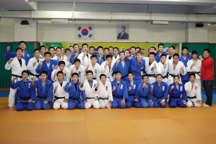 Kyung Min College high school judo team with visiting USJF high school team group photo