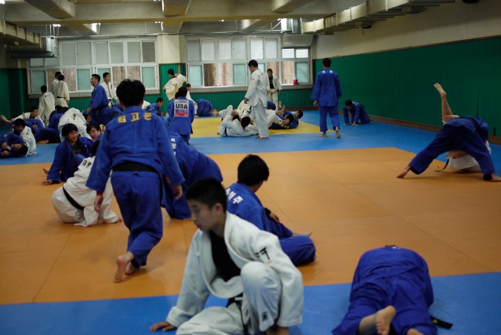 Newaza session at Kyung Min college judo hall